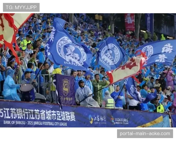 特写:观众席上,一位父亲举着自制标语为首次代表国家队出场的女儿加油